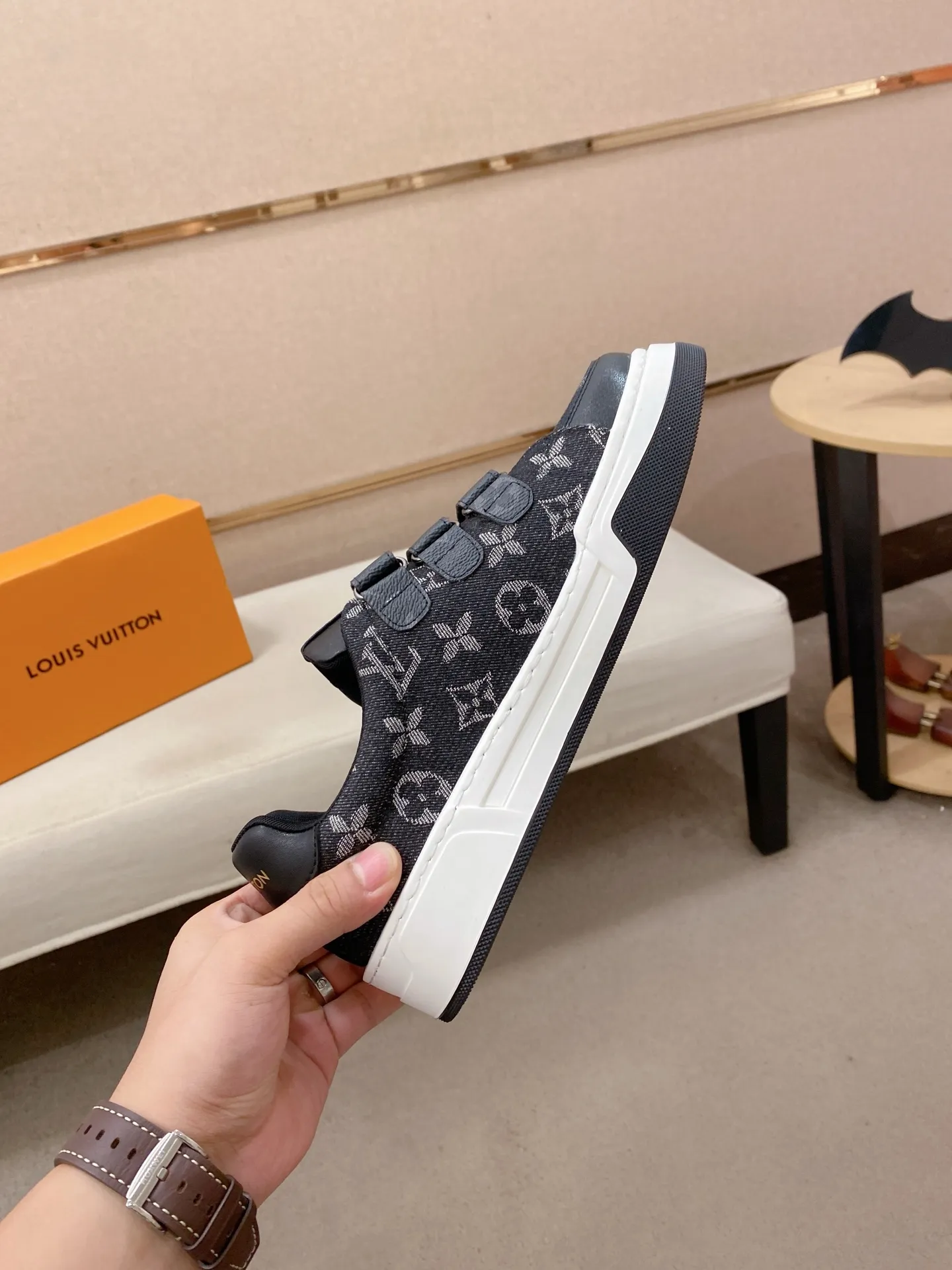 Men's shoes💰 420💰Louis Vuitton (Louis Vuitton/LV) top 🔍🔍 new models are on sale at the same time, the upper 🇮🇹 imported first-layer cowhide from Italy, fully imported sheepskin lining 💪💪, completely 1⃣️ to 1 ⃣️Re-engraved🇮🇹💪💪, ⚠Sole: The original sole is specially provided by the original factory, the exclusive movable molded sole is super comfortable, ⚠The original factory follows the order, 🔍🔍high quality, you can enter and exit the counter at will, welcome to compare⚠. Code number:38-44